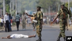 Un manifestant couché sur l'asphalte à Musaga, quartier de Bujumbura, lundi 18 mai 2015.
