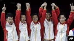 Para pesenam Tiongkok (dari kiri: Feng Zhe, Guo Weiyang, Chen Yibing, Zhang Chenglong dan Zou Kai) berpose seusai penerimaan medali emas di Olimpiade London 2012 (30/7).