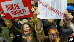 Protest građana ispred kancelarija Republičke izborne komisije u Beogradu, 19. decembar 2023. (AP Photo/Darko Vojinovic)