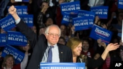 برني سانډرز چې په ایووا کې تر هیلري شاته و، وړاندوینې کېږي چې په نیو همشیر کې به تر خپلو سیالانو مخکې شي.