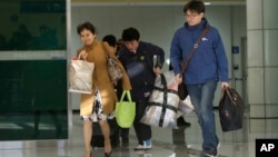 Beberapa warga Korea Selatan yang bekerja di kompleks industri bersama Kaesong, kembali ke Korea Selatan (April 2013). 