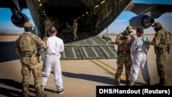 Првиот американски воен авион кој превезува задржани мигранти во затвор во заливот Гвантанамо, на неодредена локација во САД, 4 февруари 2025 година