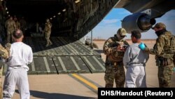 আটক অভিবাসীদের গুয়ান্তানামো বে’র একটি আটক কেন্দ্রে নিয়ে যাওয়ার জন্য যুক্তরাষ্ট্রের প্রথম সামরিক বিমান ২০২৫ সালের ৪ ফেব্রুয়ারি যুক্তরাষ্ট্রের একটি অনির্দিষ্ট অবস্থান থেকে ছাড়া হচ্ছে।