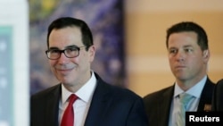 Menteri Keuangan AS, Steven Mnuchin, tampak saat ia dan seorang anggota delegasi AS untuk pembicaraan perdagangan dengan China, meninggalkan hotel di Beijing, China, 3 Mei 2018 (foto: REUTERS/Jason Lee)