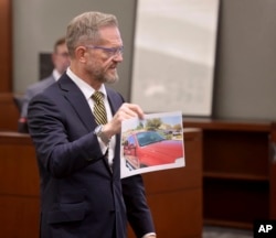 Defense attorney Robert Draskovich asks a question on the fourth day of the murder trial for Robert Telles at the Regional Justice Center in Las Vegas on Aug. 15, 2024.