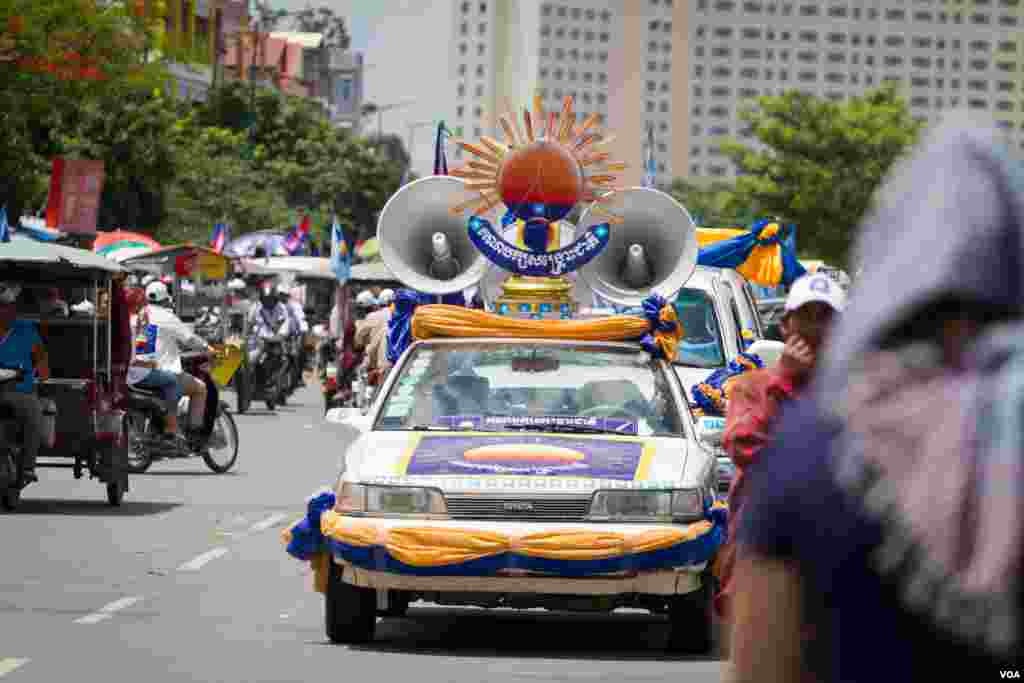 ទិដ្ឋភាពការដង្ហែក្បួនឃោសនាបោះឆ្នោតថ្ងៃចុងក្រោយរបស់គណបក្សសង្រ្គោះជាតិ កាលពីព្រឹកថ្ងៃទី០២ ខែមិថុនា ២០១៧។(នៅ វណ្ណារិន/VOA)