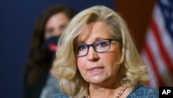 រូបឯកសារ៖ អ្នកស្រី Liz Cheney សមាជិក​សភា​ខាង​គណបក្ស​សាធារណរដ្ឋ ថ្លែង​ទៅ​កាន់​អ្នក​កាសែត​នៅ​វិមាន​សភា​សហរដ្ឋ​អាមេរិក រដ្ឋធានី​វ៉ាស៊ីនតោន ថ្ងៃទី២០ ខែមេសា ឆ្នាំ២០២១។ 