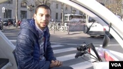 Mohamed Nachait làm nghề lái xe đạp taxi ở Paris (Lisa Bryant/VOA)