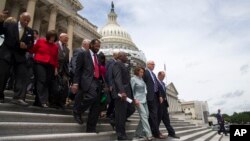 Конгресмени, на чолі з Ненсі Пелосі, залишають Капітолій після акції протесту.