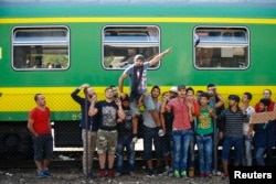 Adnan Shanan (C) a refugee from Latakia in Syria, gestures during a protest in front of a train at Bicske railway station, Hungary, Sept. 4, 2015.