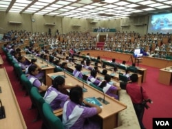 Over 500 girl students from 4 schools are taking part in a Cyber Security Awareness camp in Dhaka, April 19, 2017. (S. Islam for VOA)
