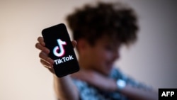 Un adolescent présente un smartphone avec le logo du réseau social chinois Tik Tok, le 21 janvier 2021 à Nantes, dans l'ouest de la France.