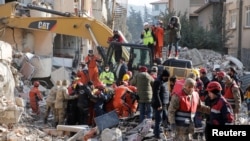 تیمەکانی فریاگوزاری لە شاری هاتای لە دەمی هەوڵەکانی دەرهێنانی قوربانیان