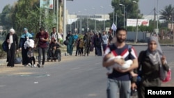 Palestinski civili evakuišu se iz severnog dela Pojasa Gaze, 7. novembra 223. (Foto: Rojters/Ahmed Zakot)