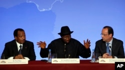 Nigeria President Goodluck Jonathan (C) answers questions with Cameroon President Paul Biya (L) and his French counterpart Francois Hollande during a press conference ending the "Paris Summit for Security in Nigeria," Paris, France, May 17, 2014.