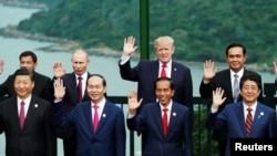 Ông Trump chụp ảnh với lãnh đạo các nước khác tham dự APEC ở Đà Nẵng cuối năm 2017.