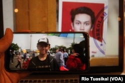 Edward Matthew alias Edo berfoto di seberang Istana Merdeka dekat Monas pada Natal 2014 lalu. Kini dia berusia 18 tahun dan jadi mahasiswa jurusan hukum. (Foto: VOA/Rio Tuasikal)