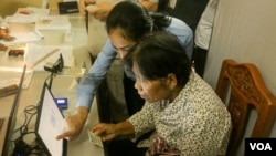 មន្ត្រី​ចុះ​ឈ្មោះ​បោះឆ្នោត​ ជួយ​ណែ​នាំ​ដល់​ពលរដ្ឋឲ្យ​ផ្ទៀង​ផ្ទាត់​ព័ត៌មាន​ ក្នុង​ពេល​ចុះ ឈ្មោះ​បោះឆ្នោត ​ក្នុង​រាជធានី​ភ្នំពេញ ​កាល​ពី​ថ្ងៃ​ទី​១ ខែ​កញ្ញា ឆ្នាំ​២០១៦។​ (ហ៊ាន សុជាតា/VOA)