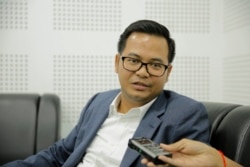 លោក ជិន ម៉ាលីន អ្នក​នាំ​ពាក្យ​ក្រសួង​យុត្តិធម៌​ ផ្តល់​សម្ភាសន៍​ដល់ VOA ក្រោយពី​ចូល​រួមកម្មវិធីផ្សាយ​ផ្ទាល់​ «តុមូល​វីអូឌី» អំពី​ប្រធានបទ​«​វិធានការ​លុប​បំបាត់​អំពើ​ពុករលួយ​នៅ​ក្នុងប្រព័ន្ធ​យុត្តិធម៌» នៅ​បន្ទប់​ផ្សាយ​វីអូឌី​ក្នុង​រាជធានី​ភ្នំពេញ​កាល​ពី​ថ្ងៃពុធ​ ទី​១១ ខែ​កញ្ញា ឆ្នាំ​២០១៩។ (ទុំ ម្លិះ/VOA)