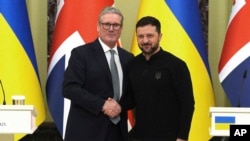 Presiden Ukraina Volodymyr Zelenskyy (kiri) menerima kunjungan PM Inggris Keir Starmer di Kyiv, Kamis (16/1). 