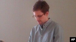 Warga AS yang jadi buron, Edward Snowden telah tertahan di zona transit bandara Sheremetyevo di Moskow, Rusia untuk pekan keempat (foto: dok). 