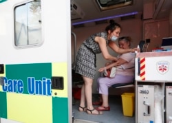 Tes antibodi di Budapest, Kamis, 8 Juli 2021. (AP)