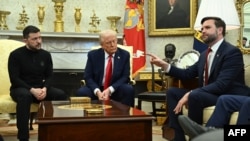 Tổng thống Hoa Kỳ Donald Trump, Tổng thống Ukraine Volodymyr Zelenskyy, Phó Tổng thống JD Vance (phải) tại Phòng Bầu dục của Nhà Trắng ở Washington, DC, ngày 28/2/2025.