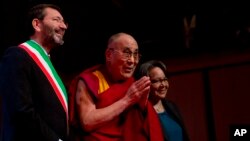 Tibetan spiritual leader the Dalai Lama (C), flanked on left by Rome&#39;s Mayor Ignazio Marino, arrives at the opening of the World Summit of Nobel Peace Laureates in Rome, Dec. 12, 2014.