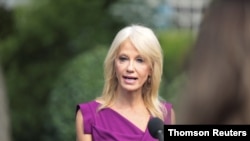 Savetnica Bele kuće Kelien Konvej razgovara sa novinarima u Beloj kući u Vašingtonu 