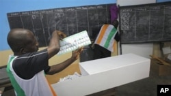 Election officials start counting ballots in first round of presidential elections in Abidjan, Ivory Coast, 31 Oct. 2010.