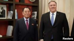 روز جمعه ابتدا وزیر خارجه آمریکا با کیم یونگ چول، نماینده و مقام ارشد کره شمالی، دیدار کرد. 