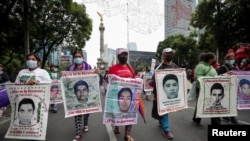 Familiares y amigos marchan en busca de justicia para los 43 estudiantes desaparecidos de Ayotzinapa en la Ciudad de México, el viernes 26 de agosto de 2022. 