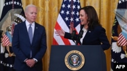 Makamu wa Rais Kamala Harris akiwa na Rais wa Marekani Joe Biden , White House, Juni 17, 2021, in Washington.