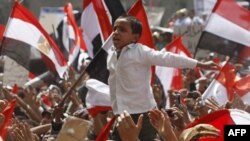H&#224;ng ng&#224;n người biểu t&#236;nh tại Quảng trường Tahrir ở Cairo, 1/4/2011