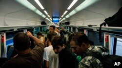 Des migrants bloqués à bord d'un train à Munich, en Allemagne à la gare Keleti à Budapest, Hongrie, le lundi 31 août 2015.