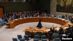 ရုရှားကျူးကျော်စစ် ၃ နှစ်ပြည့် ကုလသမဂ္ဂလုံခြုံရေးကောင်စီ အစည်းအဝေးတွင် မဲပေးနေကြသည့် အဖွဲ့ဝင်နိုင်ငံများ။ (ဖေဖော်ဝါရီ ၂၄၊ ၂၀၂၅) (Reuters)