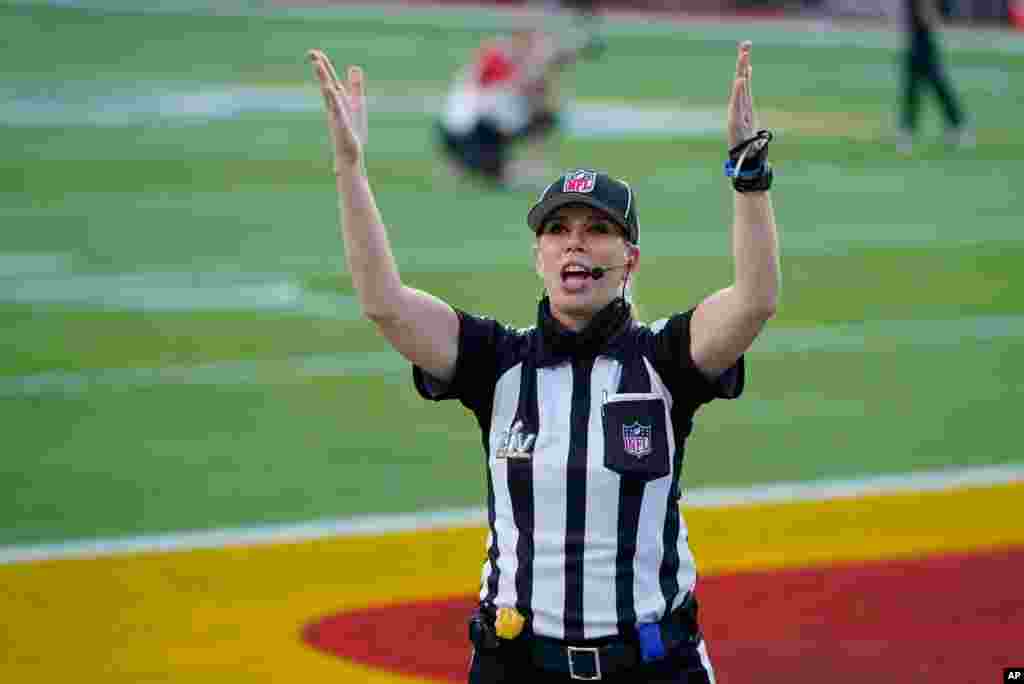 توجه‌ها در بازی فینال فوتبال آمریکایی به سارا توماس است. او تنها داور زن در این بازی کاملا مردانه است. 