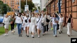 Oko 200 žena maršira u znak soldarnsti sa povređnim demonstrantima tokom poslednjeg protesnog skupa zbog izbornih neregularnosti u Minsku, Belorusija,
12. avgusta 2020.