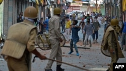 Polisi India bentrok dengan para demonstran yang marah di Srinagar, ibukota Kashmir-India, Senin (11/7). 