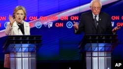 Гілларі Клінтон і Берні Сандерс на дебатах у четвер у Нью-Йорку
