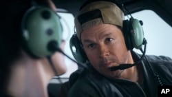 ภาพจาก Lionsgate จากซีนภาพยนตร์ 'Flight Risk' (Lionsgate via AP)