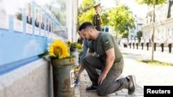 ولودیمیر زلنسکی، رئیس‌جمهوری اوکراین و همسرش اُلِنا در مراسم سالروز استقلال اوکراین در کی‌یف