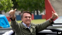 Jair Bolsonaro, presidente electo de Brasil, saluda tras votar en Río de Janeiro, durante la segunda vuelta de las elecciones en Brasil, el domingo 28 de octubre de 2018. 