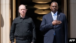 Menteri Pertahanan AS Lloyd Austin (kanan) menyambut Menteri Pertahanan Israel Yoav Gallant di Pentagon, di pinggiran Washington DC, Selasa 25 Juni 2024.
