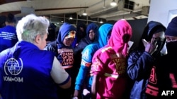 L'Organisation internationale pour la migration accueille les Ivoiriens de retour en Côte d'Ivoire après avoir essayé de migrer par la Libye pour l'Europe, à Abidjan, le 20 novembre 2017.