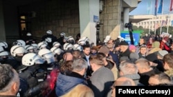 Opozicija i studenti u blokadi ispred Skupštine grada Novog Sada, dok je policija blokirala ulaz