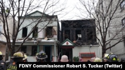 เจ้าหน้าที่ดับเพลิงนิวยอร์กขณะอยู่หน้าวัดอุษาพุฒยาราม (ที่มา: X/FDNY Commissioner Robert S. Tucker)