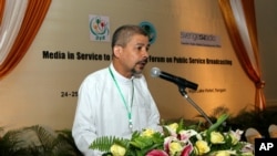 FILE - DVB’s editorial director Aye Chan Naing delivers a speech during a seminar at Inya Lake hotel in Yangon, Myanmar, Sept.24, 2012.