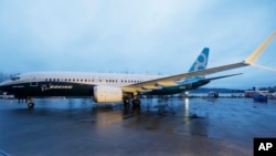 Un avion Boeing 737 MAX est présenté lors d'un événement à Renton, Washington, le 8 décembre 2015.