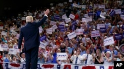 បេក្ខជន​ប្រធានាធិបតី​ខាង​គណបក្ស​សាធារណរដ្ឋ​លោក Donald Trump លើក​​ដៃ​ទៅ​កាន់​អ្នក​គាំទ្រ​នៅ​ឯ​យុទ្ធនាការ​ឃោសនា​នៅ​សាកល​វិទ្យាល័យ​មួយ​ក្នុង​ទីក្រុង​ Wilmington រដ្ឋ North Carolina កាល​ពី​ថ្ងៃ​អង្គារ។